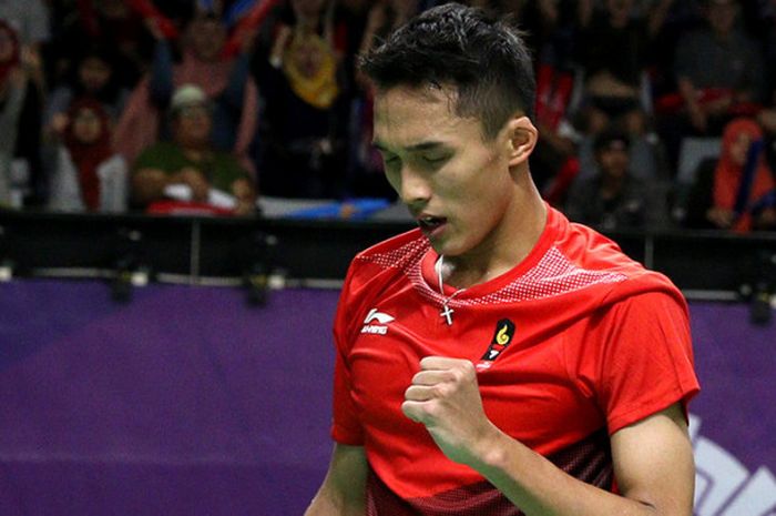 Pebulu tangkis tunggal putra, Jonatan Christie, merayakan keberhasilannya memenangi pertandingan 16 besar Asian Games 2018 atas Khosit Phetpradab (Thailand) di Istora Senayan, Jakarta, Sabtu (25/8/2018).    