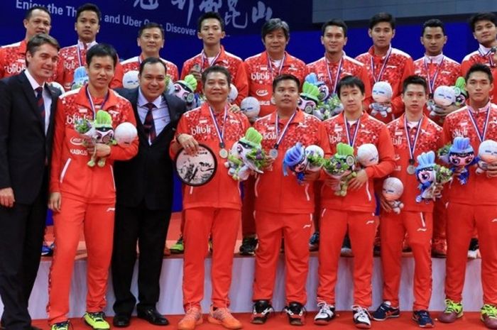 Para pemain tim Piala Thomas Indonesia (baju merah) berpose setelah menerima medali hasil menjadi runner-up Piala Thomas 2016 di Kunshan, China, Minggu (22/5/2016).