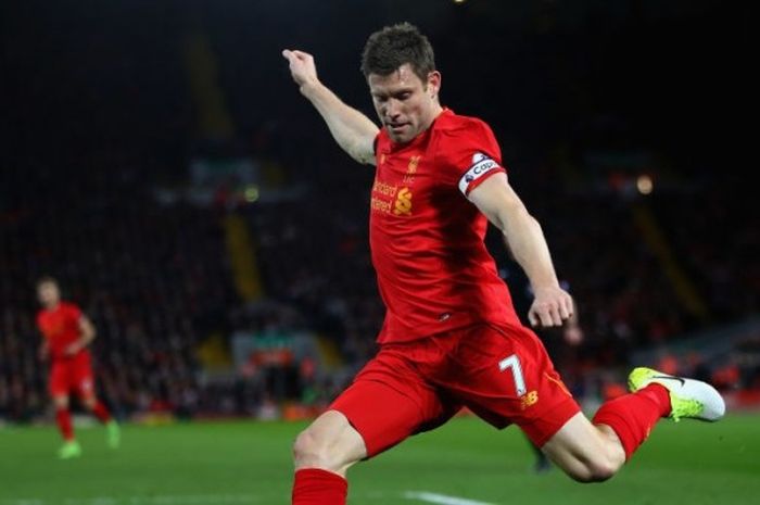 Aksi James Milner dalam laga Premier League antara Liverpool melawan AFC Bournemouth di stadion Anfield, 05 April 2017. 