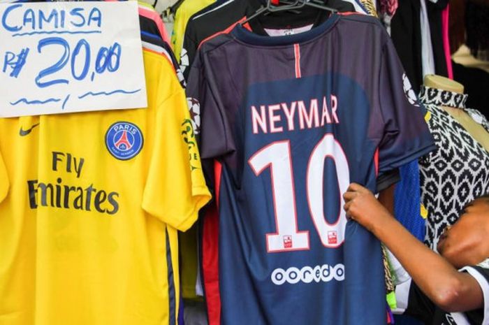 Seorang anak melihat-lihat seragam Paris Saint-Germain nomor punggung 10 yang bertuliskan Neymar di sebuah toko di pinggiran Rio de Janeiro, Brasil, 12 Agustus 2017.