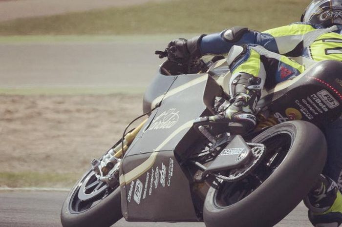 Mantan pebalap MotoGP, Loris Capirossi melakukan tes eMotoGP dengan motor Saroela SP7 di Sirkuit Aragon, Spanyol.