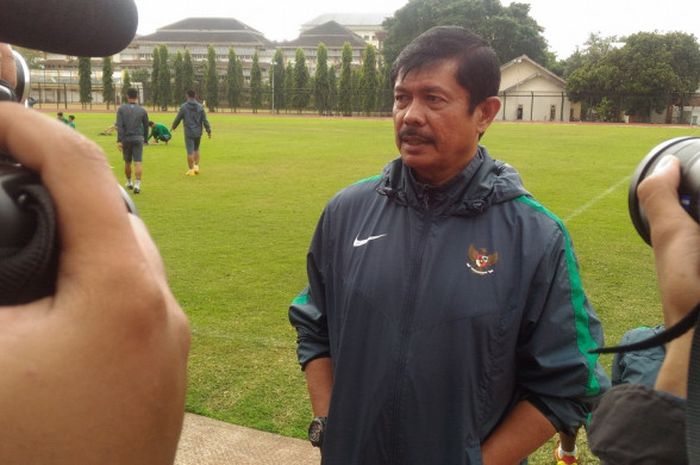 Coach Indra Safri sedang wawancara dengan wartawan saat TC di UNY Yogyakarta