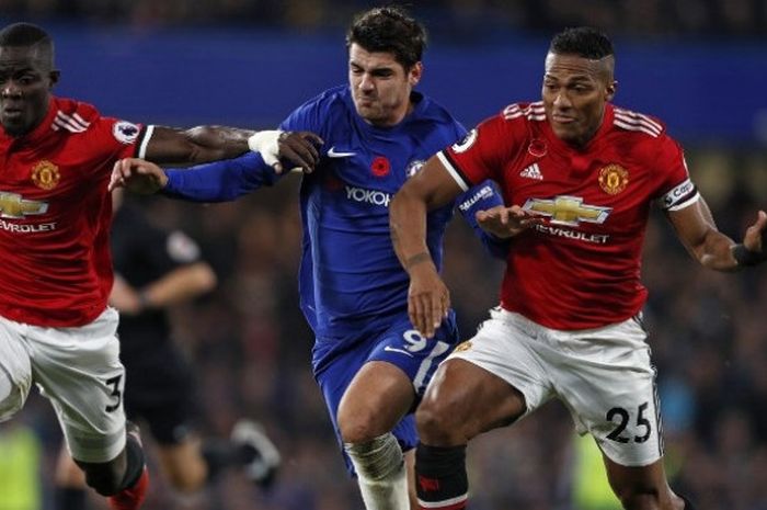 Penyerang Chelsea, Alvaro Morata (tengah),  dikepung dua pemain Manchester United, Eric Bailly (kiri) dan Antonio Valencia (kanan) dalam laga Liga Inggris antara kedua tim di Stadion Stamford Bridge, London, pada Minggu (5/11/2017).