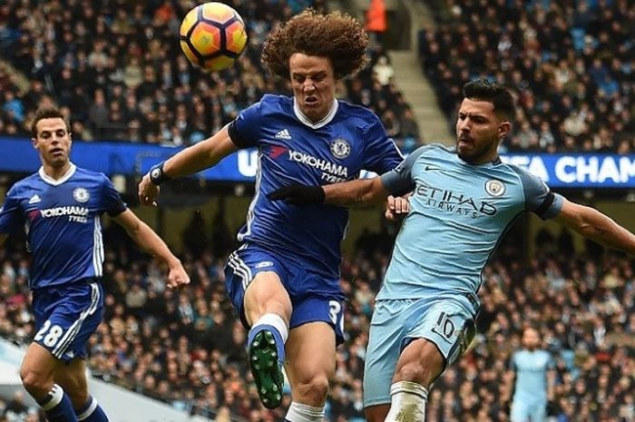 Penyerang Manchester City, Sergio Aguero (kanan), berduel dengan bek Chelsea, David Luiz, dalam partai Premier League di Stadion Etihad, Sabtu (4/12/2016).