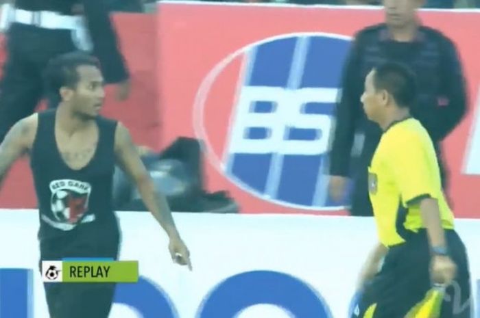Oknum suporter mendatangi hakim garis dan melakukan pemukulan saat laga PSM Makassar Vs Perseru Serui di Stadion Mattoanging pada Minggu (5/8/2018).