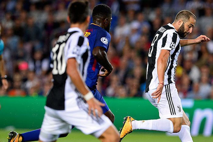 Aksi striker Juventus, Gonzalo Higuain (kanna), menggiring bola saat melawan Barcelona dalam laga lanjutan Grup D Liga Champions 2017-2018 di Stadion Camp Nou, Barcelona, Spanyol, pada 12 September 2017.