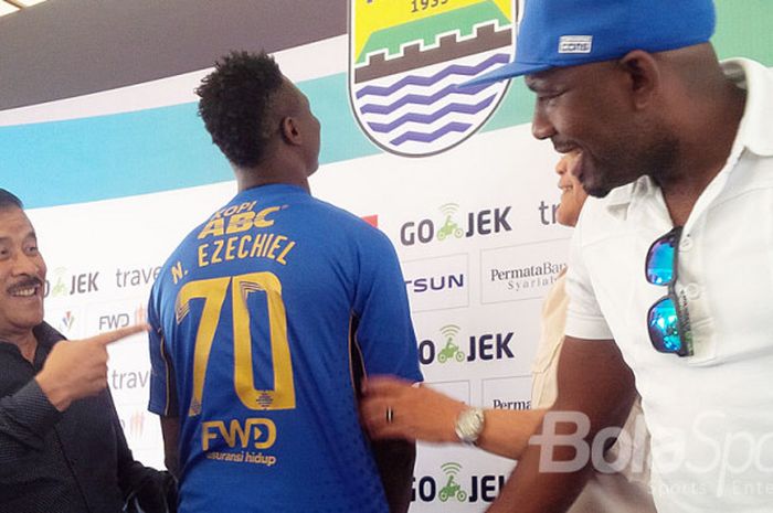 Ezechiel Aliadjim N'Douassel memamerkan jersey Persib dengan nomor punggung 70 ‎yang akan digunakan olehnya saat mengarungi putaran kedua Liga 1 2017. 