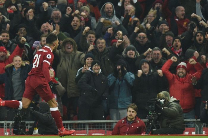 Gelandang Liverpool FC, Alex Oxlade-Chamberlain, merayakan gol yang dia cetak ke gawang Manchester City dalam laga Liga Inggris di Stadion Anfield, Liverpool, pada 14 Januari 2018.