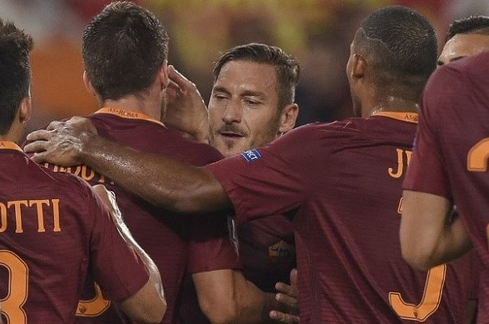 Kapten AS Roma, Francesco Totti (tengah), merayakan gol yang dicetak rekannya, Kevin Strootman, saat menghadapi Astra Giurgiu, dalam laga Liga Europa di Stadion Olimpico, Kamis (29/9/2016) atau Jumat dini hari WIB.