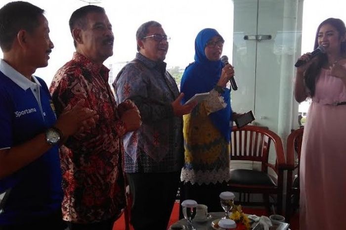 Pelatih Djadjang Nurdjaman (kiri) dan Manajer Umuh Muchtar (dua dari kiri) bersama Gubernur Jabar, Ahmad Heryawan (tengah) dalam coffe morning yang mengundang Persib di Gedung Sate, Kota Bandung, Rabu (15/3/2017) pagi.