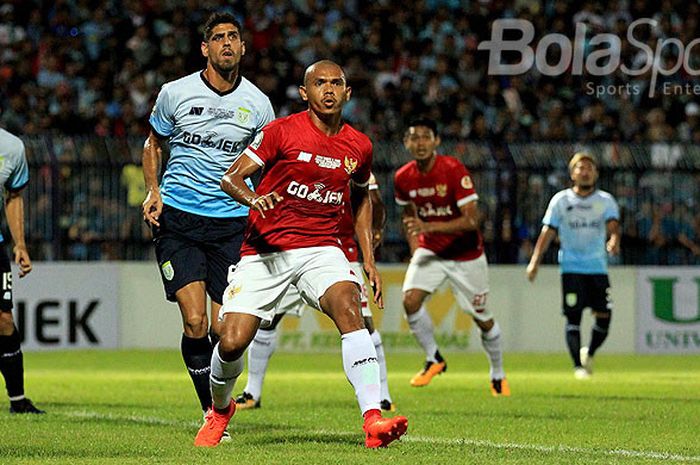 Aksi pemain Timnas All Star, Ricardo Salampessy (depan), saat menyambut sepak pojok di depan gawang Persela Lamongan dalam laga Tribute Choirul Huda yang berakhir dengan skor 1-0 di Stadion Surajaya Lamongan, Jawa Timur, Rabu (15/11/2017) malam.