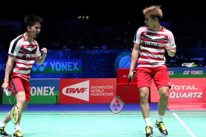  Pasangan ganda putra Indonesia, Marcus Fernaldi Gideon/Kevin Sanjaya Sukamuljo, bereaksi setelah memastikan diri ke final All England 2018 dengan mengalahkan Mads Conrad-Petersen/Mads Pieler Kolding (Denmark), 21-11, 21-19 pada laga semifinal yang berlangsung di Arena Birmingham, Inggris, Sabtu (17/3/2018).             