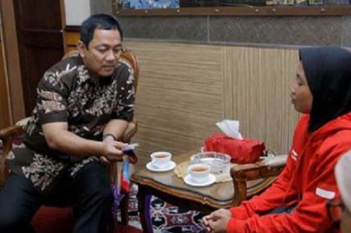 Wali kota Semarang Hendrar Prihadi memberikan bonus berupa uang pembinaan sebesar Rp 50 juta kepada atlet Asian Para Games asal Semaranng, Dian Krisnaningsih di Ruangan VIP Wali Kota, Selasa (16/10/2018).