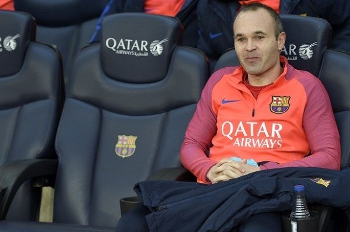 Ada Kabar Bagus Dari Barcelona Dan Terkait Masa Depan Andres Iniesta Gelandang Fc Barcelona Andres Iniesta Duduk Di Bangku Sisi Lapangan Menjelang Laga La Liga