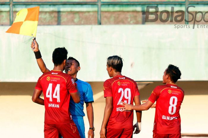 Pemain Persis memprotes asisten wasit yang menganulis gol Bakori Andreas saat menjamu Sragen United dalam laga lanjutan Liga 2 di Stadion Manahan, Solo, Minggu (30/7/2017).