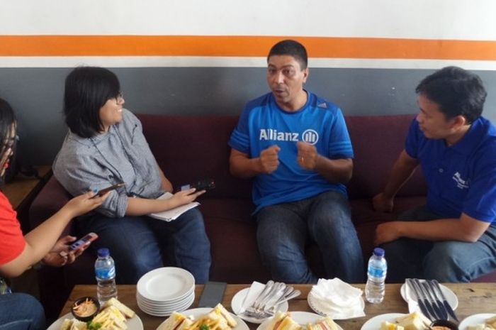 Giovane Elber (kedua dari kanan) melayani pertanyaan yang diajukan JUARA.net dan Tabloid BOLA secara antusias dalam sesi wawancara eksklusif pada rangkaian acara Allianz Junior Football Camp 2016 di Jakarta, 28 Mei 2016.