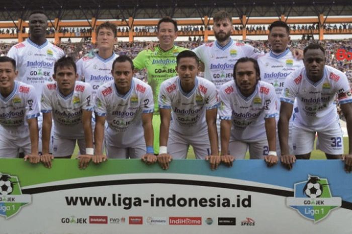 Pemain Persib Bandung berpose tim sebelum laga melawan PSIS Semarang Stadion Moch Soebroto Magelang, Minggu (18/11/2018).