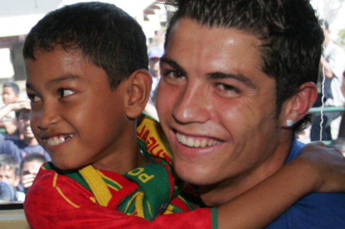 Martunis kecil bersama Cristiano Ronaldo 