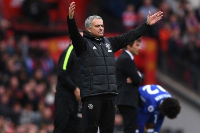 Manajer Manchester United, Jose Mourinho, dalam laga kontra Chelsea di Ols Trafford, Minggu (16/4/2017)