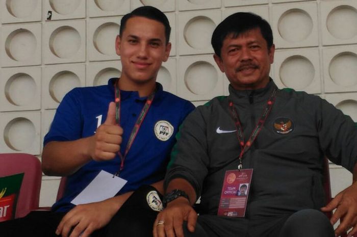 Kiper Filipina, Quincy Kammeraad, dan pelatih timnas U-19 Indonesia, Indra Sjafri, berfoto bersama di tribune Stadion Thuwanun. 