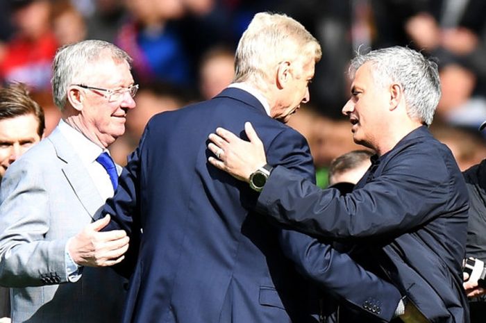 Pelatih Arsenal, Arsene Wenger (tengah), disambut oleh pelatih Manchester United, Jose Mourinho (kanan), dan pelatih legendaris Manchester United, Sir Alex Ferguson (kiri), menjelang dimulainya laga Liga Inggris di Stadion Old Trafford, Manchester pada 29 April 2018.