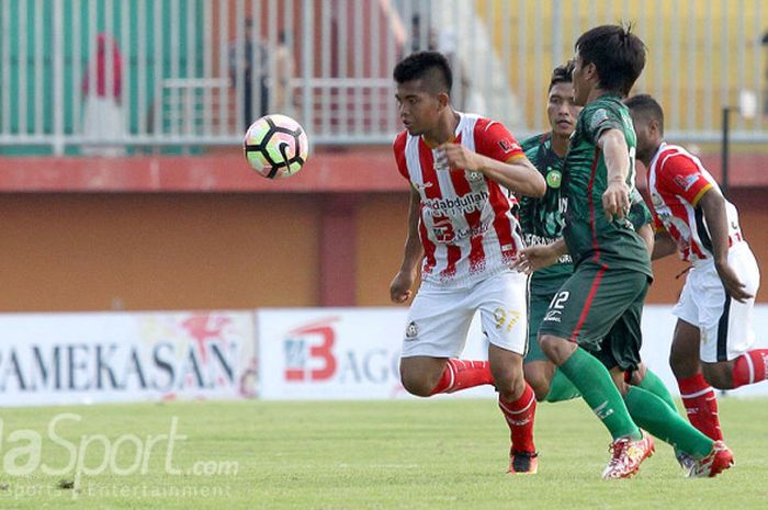 Laga home perdana Persepam Madura Utama (kiri) saat melawan Persatu Tuban di Stadion Gelora Ratu Pamelingan Pamekasan, Jawa Timur, Sabtu (22/04/2017) sore.