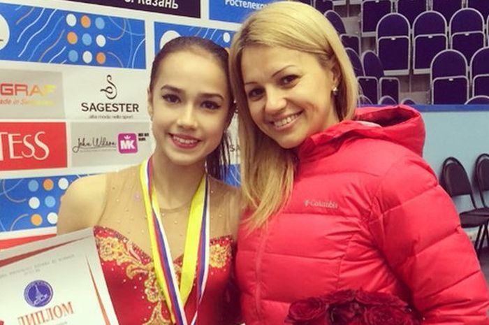 Alina Zagitova (kiri), atlet seluncur indah asal Rusia