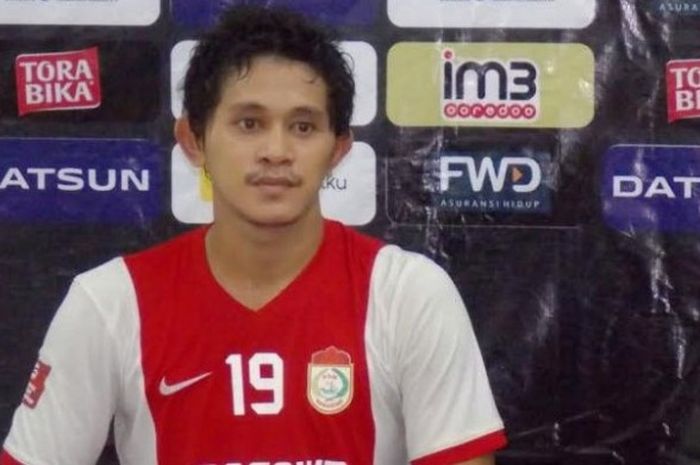 Gelandang sekaligus kapten PSM Makassar, Rizky Pellu memberikan keterangan seusai timnya dijamu Persib di Stadion GBLA, Kota Bandung, 2 Juli 2016. Rizky Pellu menuju Maluku selepas laga di Bandung. 