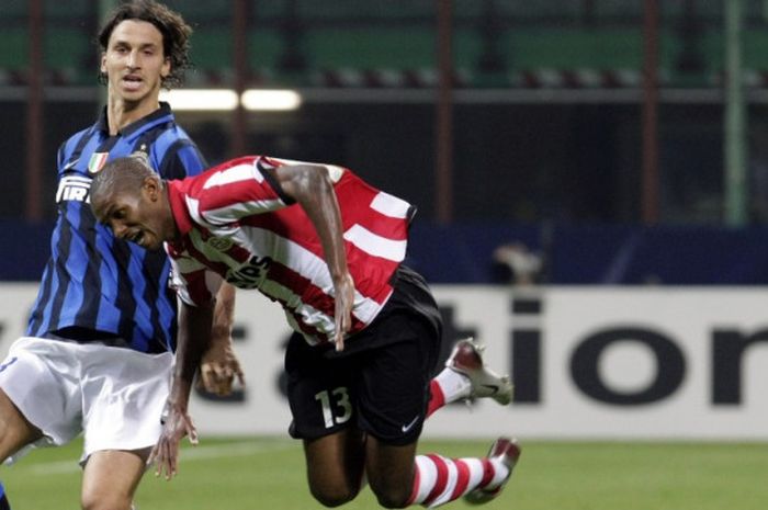 Zlatan Ibrahimovic (kiri) berduel dengan Alcides dalam partai Liga Champions antara Inter Milan lawan PSV Eindhoven di Stadion Giuseppe Meazza, Milan, 2 Oktober 2007.