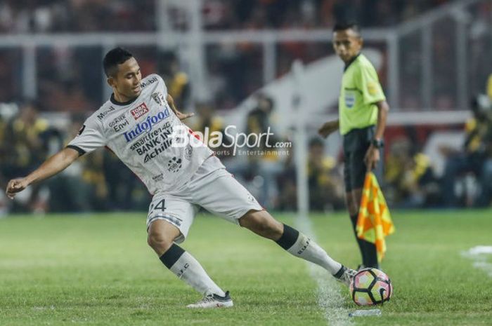 Pemain Bali United, Ricky Fajrin, beraksi pada laga final Piala Presiden 2018 kontra Persija Jakarta di Stadion Utama GBK pada Sabtu (17/2/2018).