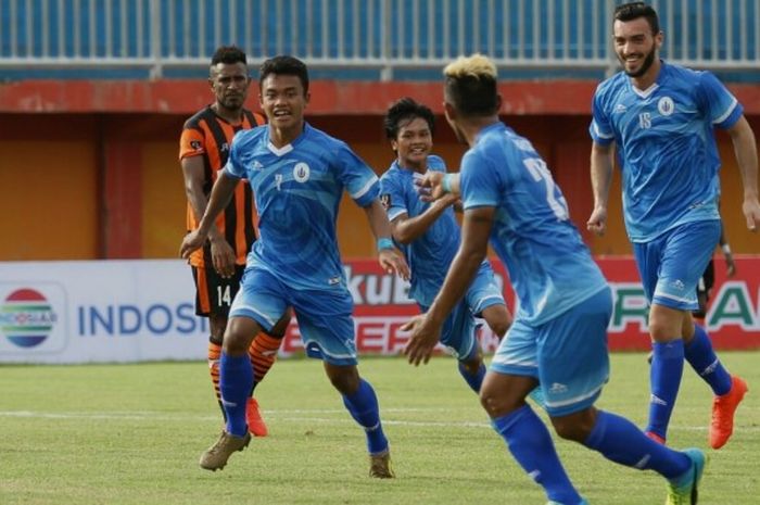 Penyerang PSCS Cilacap, Arief Yulianto (kiri), merayakan golnya ke gawang Perseru Serui pada laga Grup E Piala Presiden 2017 di Stadion Ratu Pamelingan, Madura, Rabu (8/2/2017).