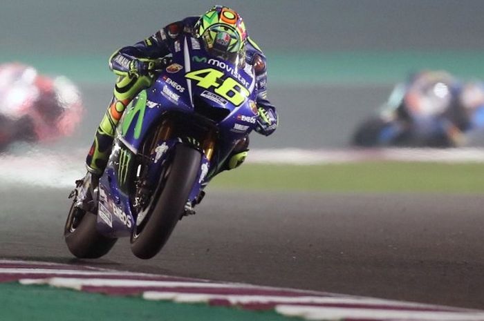 Pebalap Movistar Yamaha MotoGP, Valentino Rossi, memacu motornya saat menjalani balapan GP Qatar di Sirkuit Internasional Losail, Doha, Minggu (26/3/2017). Rossi finis ketiga pada seri balap pembuka tersebut.