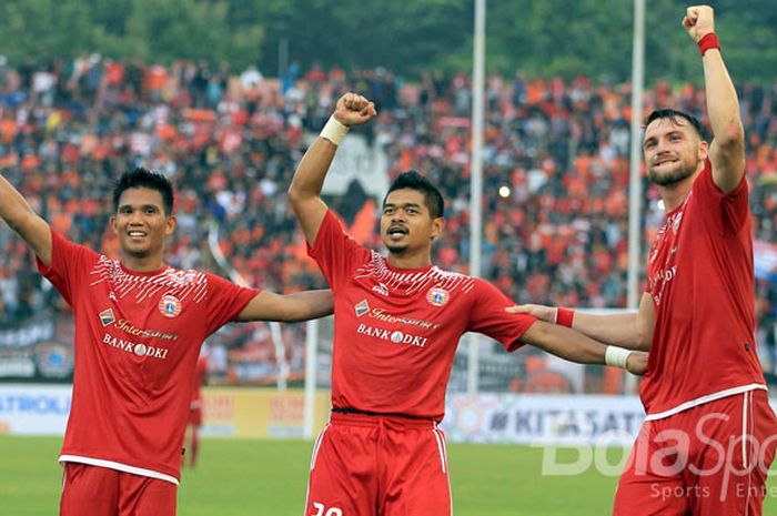 Tiga pemain Persija Jakarta (kiri-kanan): Sandi Darma Suthe, Bambang Pamungkas, dan Marko Simic merayakan kemenangan mereka atas Mitra Kukar, pada babak perempat final Piala Presiden 2018, di Stadion Manahan Solo, Jawa Tengah, Minggu (04/02/2018) sore. 