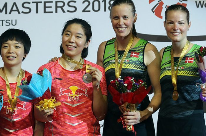 Ganda putri China, Chen Qingchen/Jia Yifan (kiri), berdiri di podium bersama juara Malaysia Masters 2018 asal Denmark, Kamilla Rytter Juhl/Christinna Pedersen.