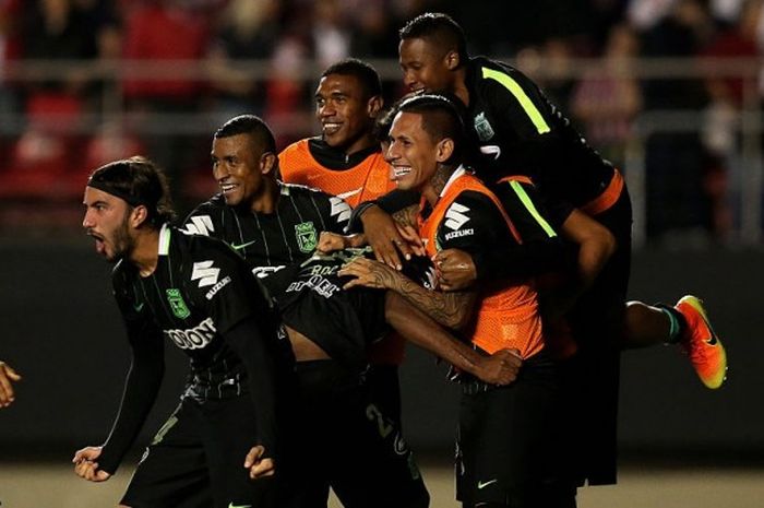 Para pemain Atletico Nacional merayakan gol dalam pertandingan semifinal leg pertama Copa Bridgestone Libertadores melawan Sao Paulo. 