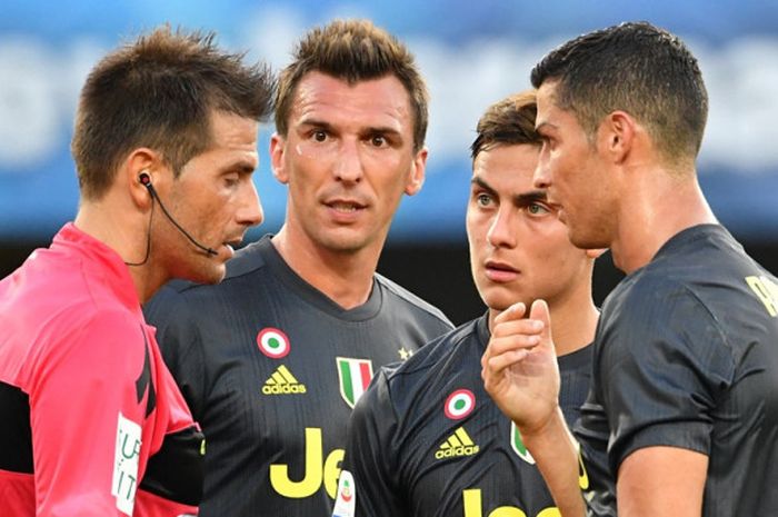 Para pemain Juventus, Cristiano Ronaldo, Paulo Dybala, dan Mario Mandzukic, berbicara kepada wasit Fabrizio Pasqua dalam laga Liga Italia kontra Chievo di Stadion Marcantonio Bentegodi, Verona pada 18 Agustus 2018.