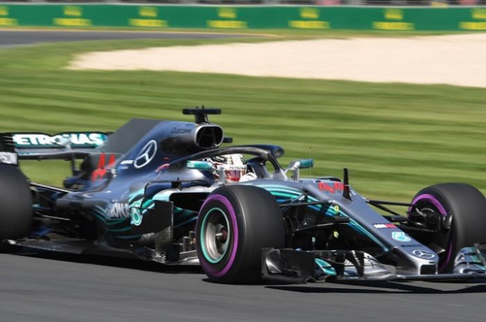 Pebalap Formula 1 asal Inggris Raya, Lewis Hamilton, memacu mobil pada sesi latihan pertama GP Australia yang berlangsung di Sirkuit Melbourne Grand Prix, Jumat (23/3/2018).