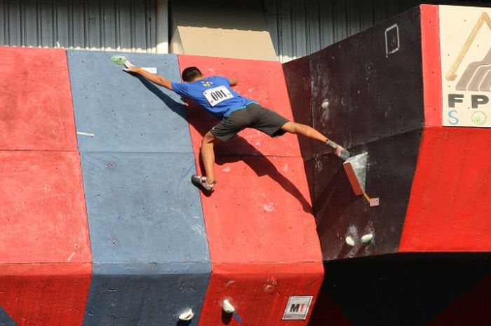 Atlet panjat tebing asal DIY, Seto, tampil pada nomor Boulder putra pada ajang POPNAS 2017 yang digelar Rabu (13/9/2017).