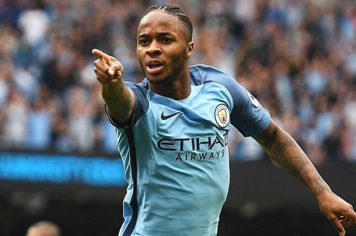 Winger Manchester City, Raheem Sterling, merayakan gol yang dia cetak ke gawang West Ham United dalam pertandingan Premier League di Etihad Stadium, Manchester, Inggris, 28 Agustus 2016.