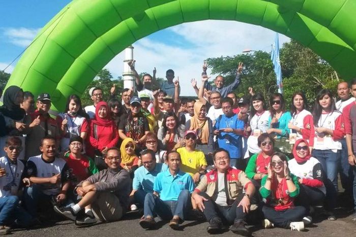 Peserta Kejurnas Time Rally 2016 berpose sebelum memulai seri perdana di Lahat, Pagaralam, Sumsel, 23-24 Aptril 2016