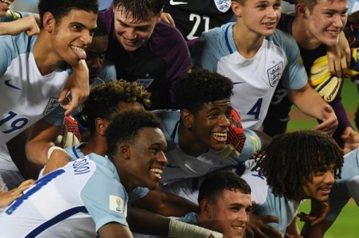 Para pemain timnas Inggris U-17 merayakan kemenangan 3-1 atas timnas U-17 Brasil dalam laga semifinal Piala Dunia U-17 di Stadion Salt Lake, Kolkata pada Kamis (25/10/2017).