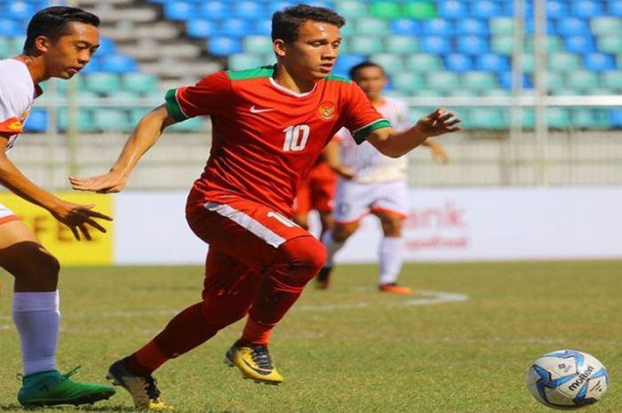 Aksi penyerang timnas U-19 Indonesia, Egy Maulana pada laga pamungkas Grup B Piala AFF U-18 2017 di Stadion Thuwunna, Yangon, Myanmar, Rabu (13/9/2017).