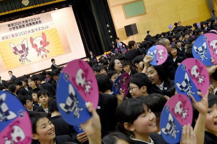Sejumlah murid Sekolah Dasar di Jepang sedang melakukan penghitungan suara maskot Olimpiade dan Paralimpiade Tokyo 2020, Rabu (28/2/2018).