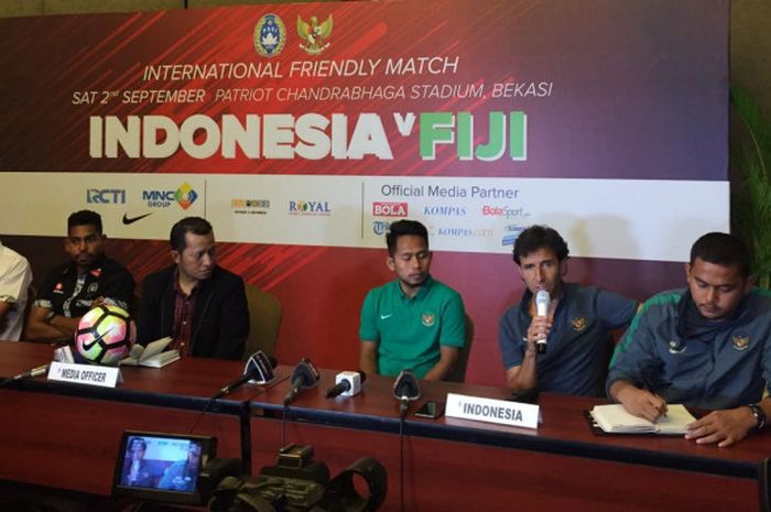 Pelatih Timnas Indonesia Luis Milla berbicara dalam konferensi pers jelang melawan Fiji di Hotel Aston, Bekasi, Jumat (1/9/2017).