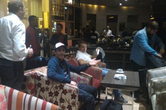 Juara dunia MotoGP 2016, Marc Marquez, beristirahat sejenak di Saphire Lounge setibanya di Bandara Soekarno-Hatta, Senin (24/10/2016).