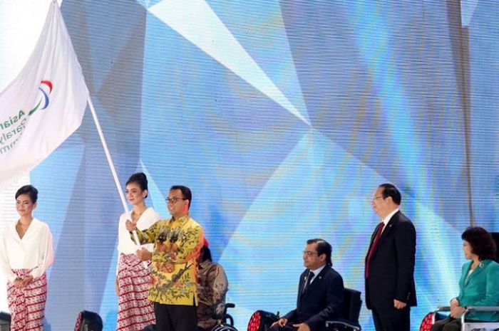 Upacara Serah Terima Bendera Asian Paralympic Committe di Closing Ceremony Asian Para Games 2018 pada Sabtu (13/10/2018).