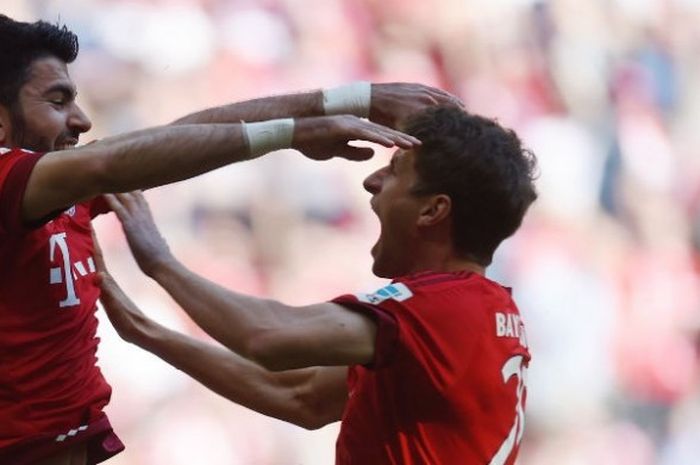 Dua pemain Bayern Muenchen, Serdar Tasci (kanan) dan Thomas Mueller merayakan gol Mueller saat melawan Borussia Moenchengladbach di Allianz Arena, Sabtu (30/4/2016). 