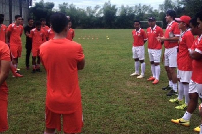 Stefano Cugurra tengah memberikan pengarahan kepada para pemain Persija pada sesi latihan perdana menyongsong musim kompetisi 2017 di POR Sawangan, Depok, Jumat (20/1/2017) sore WIB.