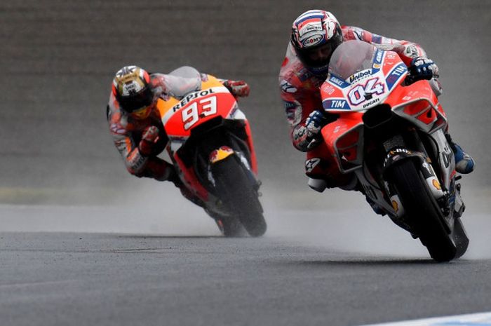 Pebalap Ducati, Andrea Dovizioso (depan), memimpin jalannya balapan GP Jepang atas Marc Marquez (Repsol Honda) di Twin Ring Motegi, Minggu (15/10/2017).