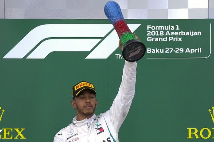 Lewis Hamilton (Mercedes) saat mengangkat piala usai memenangi balapan GP Azerbaijan 2018, Minggu (29/4/2018).